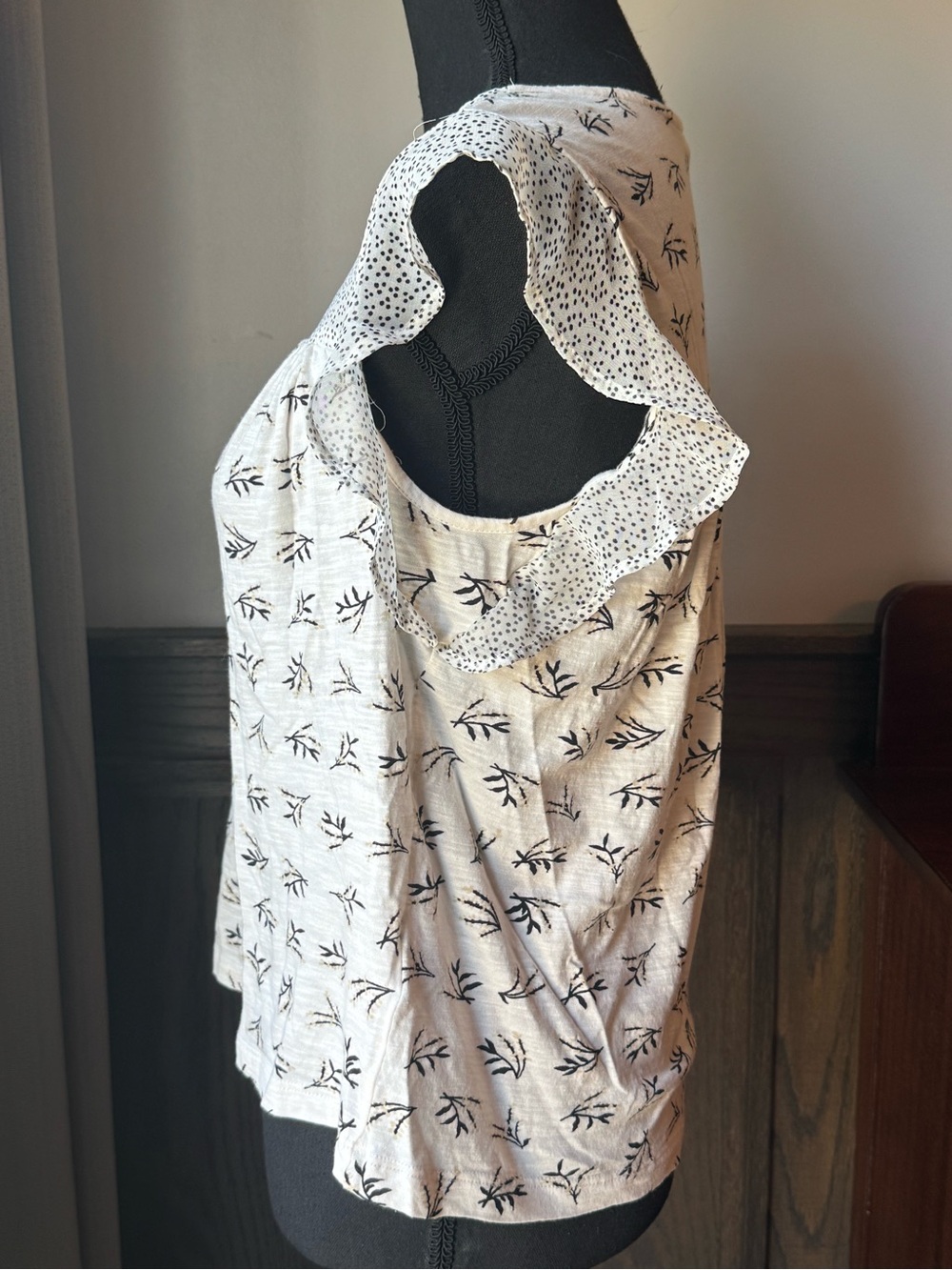 Lucky Brand Cream Boho Floral V-Neck Flutter Sleeve Top xs Euc - Picture 2 of 7